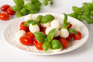 mozzarella ve kiraz domatesli salata. Caprese salata malzemeleri