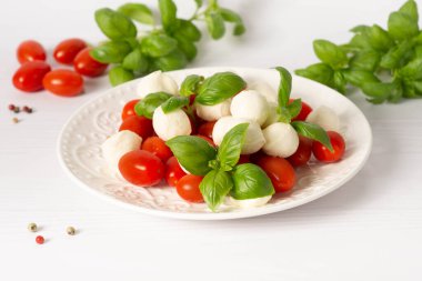 Salata Caprese, domates, mozzarella ve fesleğen, caprese salata malzemeleri üst görünüm