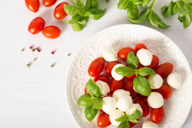 Salata Caprese, domates, mozzarella ve fesleğen, caprese salata malzemeleri üst görünüm