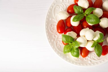 Salata Caprese, domates, mozzarella ve fesleğen, caprese salata malzemeleri üst görünüm