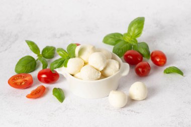 Beyaz arka planda bebek mozzarella 'sı. Bir grup bocconcini mozzarella peyniri. Caprese salatası için mini mozzarella.