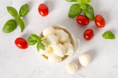 Beyaz arka planda bebek mozzarella 'sı. Bir grup bocconcini mozzarella peyniri. Caprese salatası için mini mozzarella.