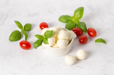 Beyaz arka planda bebek mozzarella 'sı. Bir grup bocconcini mozzarella peyniri. Caprese salatası için mini mozzarella.