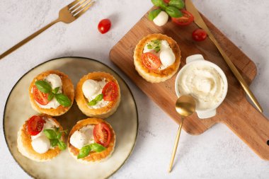 Rustico. Lecce, İtalya 'dan geleneksel hamur işi. Domates ve mozzarella ile doldurulmuş börek böreği.