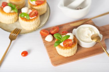 Rustico. Lecce, İtalya 'dan geleneksel hamur işi. Domates ve mozzarella ile doldurulmuş börek böreği.