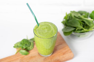 Sağlıklı yeşil smoothie ve beyaz ıspanak, elma ve kivi. Superfood, detoks ve sağlıklı yiyecekler..