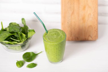 Sağlıklı yeşil smoothie ve beyaz ıspanak, elma ve kivi. Superfood, detoks ve sağlıklı yiyecekler..