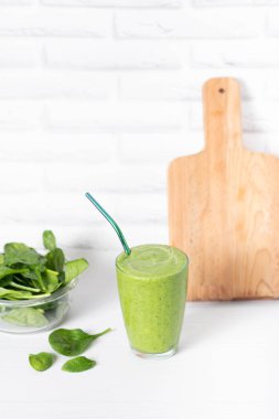 Ispanaklı yeşil smoothie. Temiz yemek, alkali diyet, kilo kaybı beslenme konsepti.