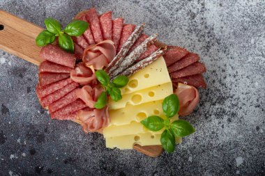 Farklı aperatiflerin olduğu aperatifler. Antipasti, şarküteri, atıştırmalık ve peynir. Büfe partisi. Üst görünüm, kopyalama alanı, negatif boşluk