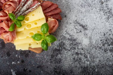 Farklı aperatiflerin olduğu aperatifler. Antipasti, şarküteri, atıştırmalık ve peynir. Büfe partisi. Üst görünüm, kopyalama alanı, negatif boşluk