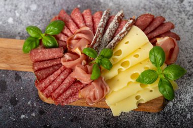 Aperatifler masasında farklı antipastalar, şarküteri, atıştırmalıklar ve peynir var. Büfe partisi. Üst görünüm, düz görünüm, kopyalama alanı, negatif boşluk