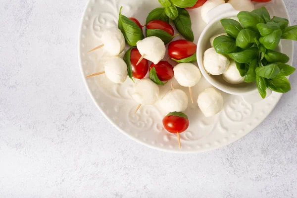 サラダを食べなさい トマトとモッツァレラとバジルの串焼き 前菜串モッツァレラとチェリートマト — ストック写真