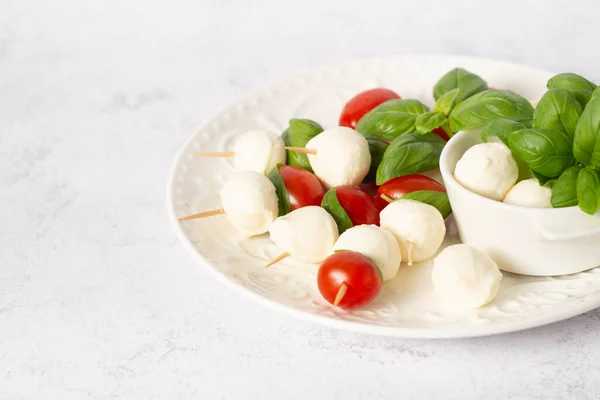 Caprese Salat Spieße Mit Tomaten Und Mozzarella Mit Basilikum Vorspeise — Stockfoto