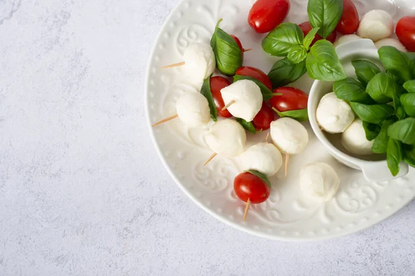 Caprese Salad Skewers Tomato Mozzarella Basil Appetizer Skewer Mozzarella Cherry — Stock Photo, Image