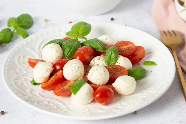 Sałatka Caprese Białym Tle Mozzarella Pomidory Wiśniowe Sałatka Caprese Pomidorem — Zdjęcie stockowe