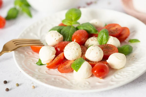 Italienischer Caprese Salat Mit Geschnittenen Tomaten Mozzarella Basilikum Olivenöl Auf — Stockfoto