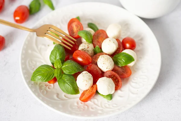 Italian Caprese Salad Sliced Tomatoes Mozzarella Basil Olive Oil Light — Stock Photo, Image