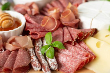 Salam ve peynir, İtalyan aperatifleri. Peynir, jambon, ahşap bir tahta üzerinde salam..