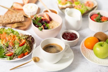 Gri arka planda sağlıklı kahvaltı. Lezzetli ve sağlıklı yemek kavramı. Üst görünüm, alanı kopyala.