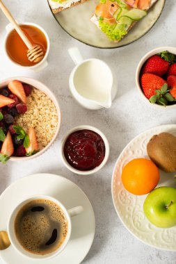 sağlıklı kahvaltı mutfak masasında