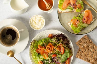 Sağlıklı yemek, somonlu salata. Kopyalama alanı olan üst görünüm.