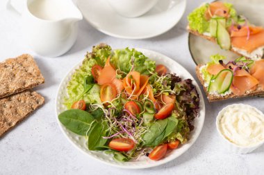 Somon füme sebze salatası. Sağlıklı yemek, somonlu salata.