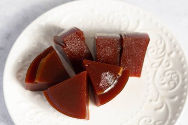 Beyaz tabakta Guava şekeri. guava yapıştırıcısı