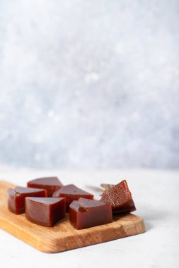 Beyaz tabakta Guava şekeri. guava yapıştırıcısı