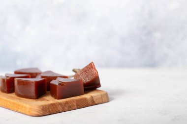 Beyaz tabakta Guava şekeri. guava yapıştırıcısı