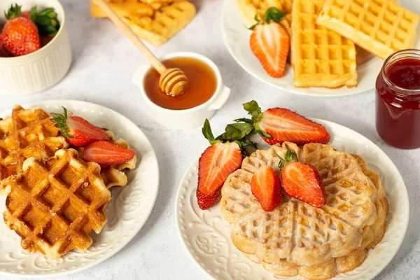 Jogo Waffles Diferentes Com Morangos Uma Mesa Branca — Fotografia de Stock