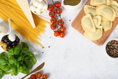 Taze sebze, makarna, peynir, parmesan ve baharatlı İtalyan yemeği veya malzemeleri. İtalyan bayrağı şeklinde Caprese salatası. Geleneksel İtalyan yemekleri