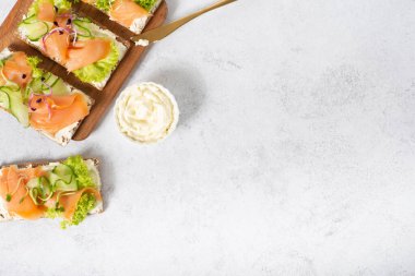 Salatalık ve somonlu ekmek. sağlıklı yiyecekler