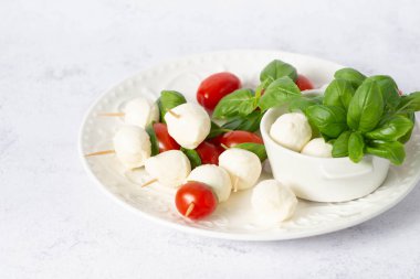 Aperatif mozzarella mini. Çubuklu kiraz domatesli.