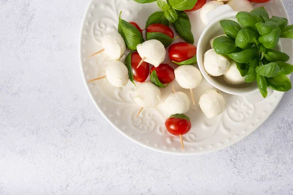 Przystawka Mozzarella Mini Pomidorami Wiśniowymi Patyku — Zdjęcie stockowe