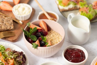 Genç mutlu aile having kahvaltı