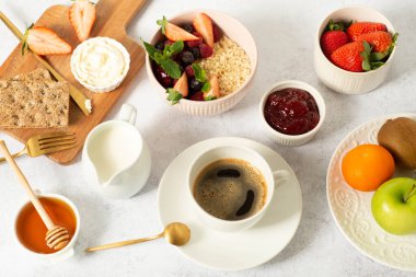 Genç mutlu aile having kahvaltı