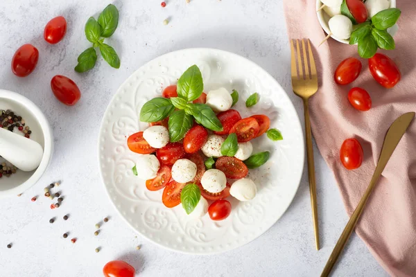 Tradycyjny Włoski Caprice Sałatka Pomidor Mozzarella Ser Bazylia Sałatka Caprice — Zdjęcie stockowe