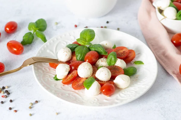 伝統的なイタリアのカプリスサラダトマトモッツァレラチーズとバジル チェリートマトとモッツァレラミニとカプリサラダ — ストック写真