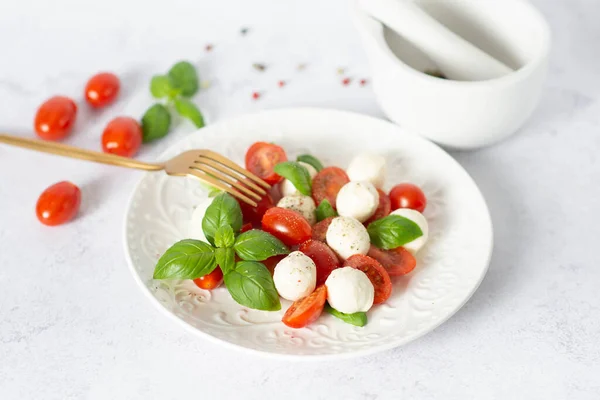伝統的なイタリアのカプリスサラダトマトモッツァレラチーズとバジル チェリートマトとモッツァレラミニとカプリサラダ — ストック写真