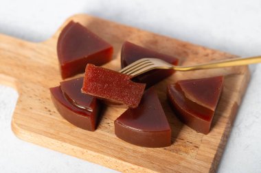 Guava ezmesi, guavadan yapılan tipik bir tatlıdır. Ayrıca Goiabada olarak da bilinir. Beyaz tabakta Guava şekeri. guava yapıştırıcısı