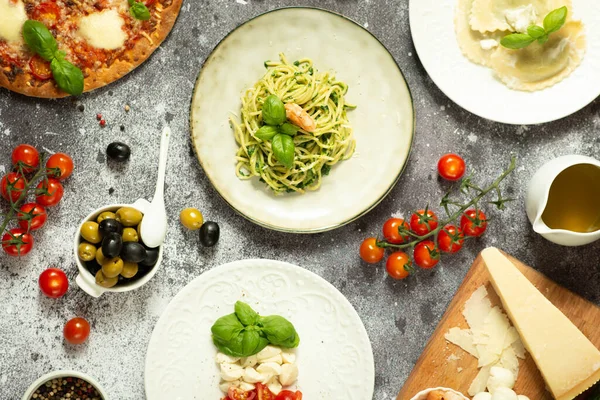 Fetuçin makarna İtalyan mutfağı. Geleneksel İtalyan yemekleri. İtalyan masası.