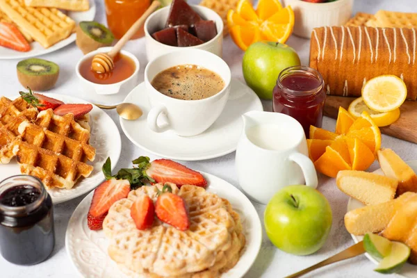 Śniadanie Serwowane Kawą Sokiem Pomarańczowym Jajkiem Bułkami Miodem Zrównoważona Dieta Obrazek Stockowy