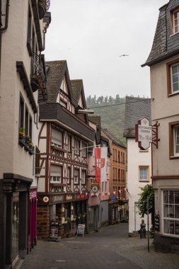 Cochem, Almanya. Moselle nehri üzerindeki eski kasaba ve Cochem (Reichsburg) şatosu.