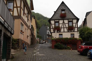 Cochem, Almanya. Moselle nehri üzerindeki eski kasaba ve Cochem (Reichsburg) şatosu.