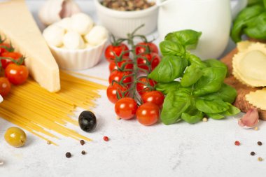 İtalyan ev yapımı yumurta ya da ıspanakla doldurulmuş makarna. İtalyan el işi yemekleri.