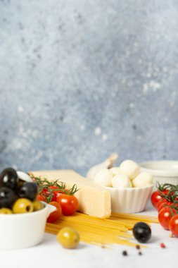 İtalyan ev yapımı yumurta ya da ıspanakla doldurulmuş makarna. İtalyan el işi yemekleri.