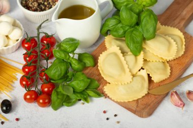 İtalyan ev yapımı yumurta ya da ıspanakla doldurulmuş makarna. İtalyan el işi yemekleri.