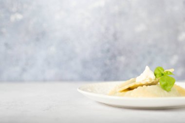 Yeşil bezelyeli ve otlu Ravioli, seçici odaklanma. Ispanaklı ravioli.