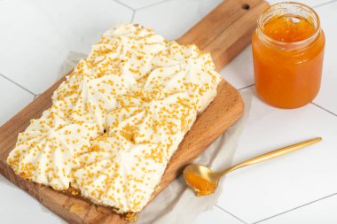 Kremalı kek ve dulce de leche. Reçelli ve kremalı kek.