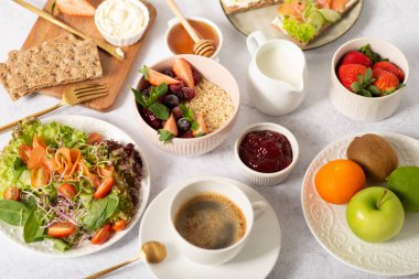 Kahvaltı seti veya pastane, sağlıklı ürünlerle kahvaltı. Ev yapımı kahvaltı seti. Sağlıklı yaşam tarzıyla yemek pişirmek ve yemek yemek.